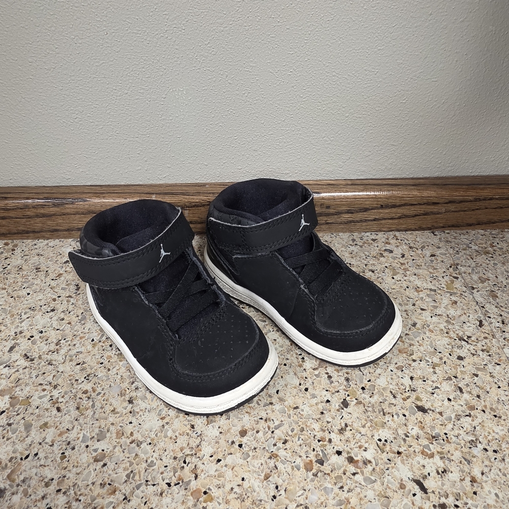 Jordan Retro Baby/Toddler BLACK & WHITE Toddler Size 5c Shoes